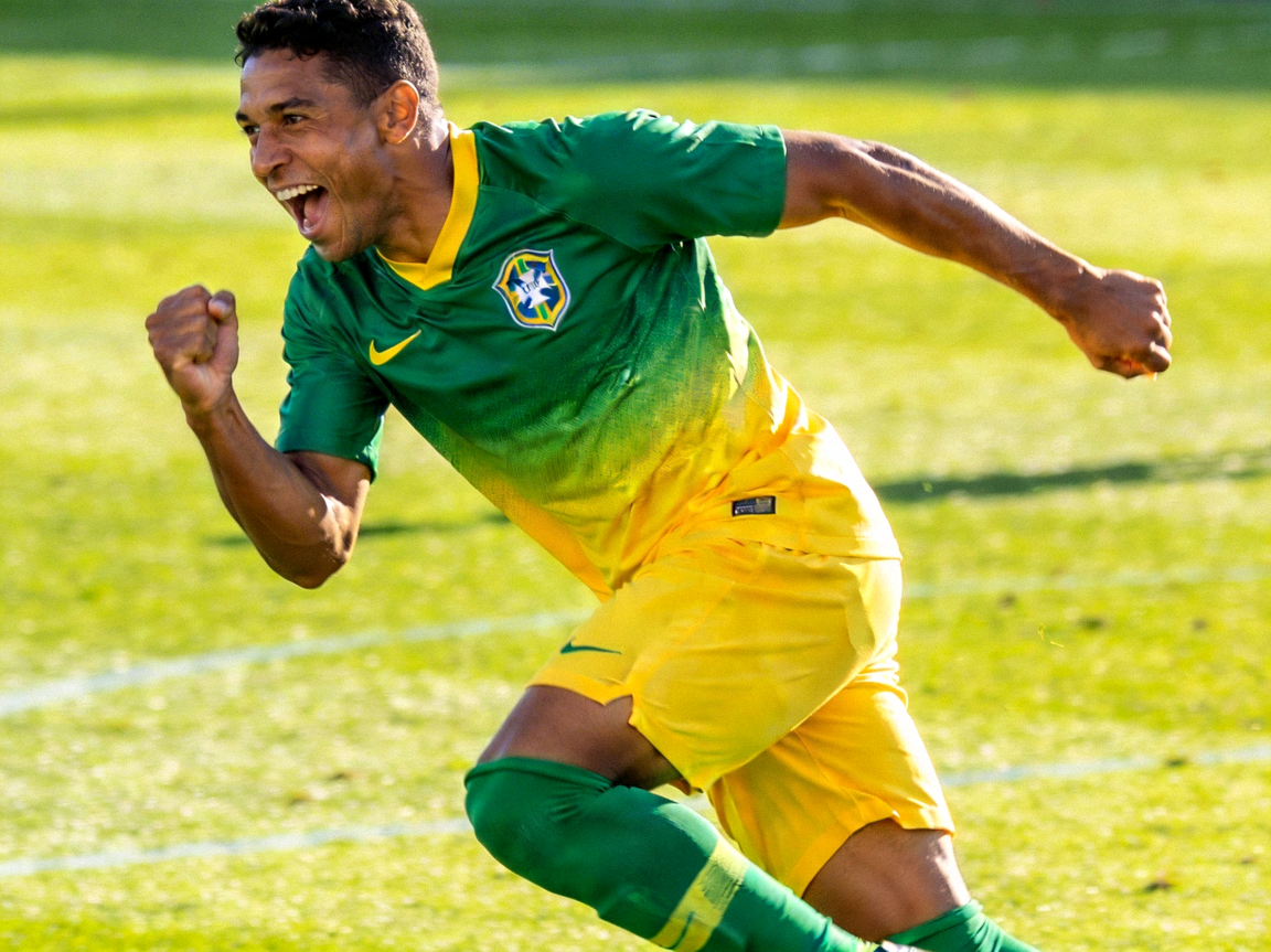 巴西国家队绿色黄色队服球员